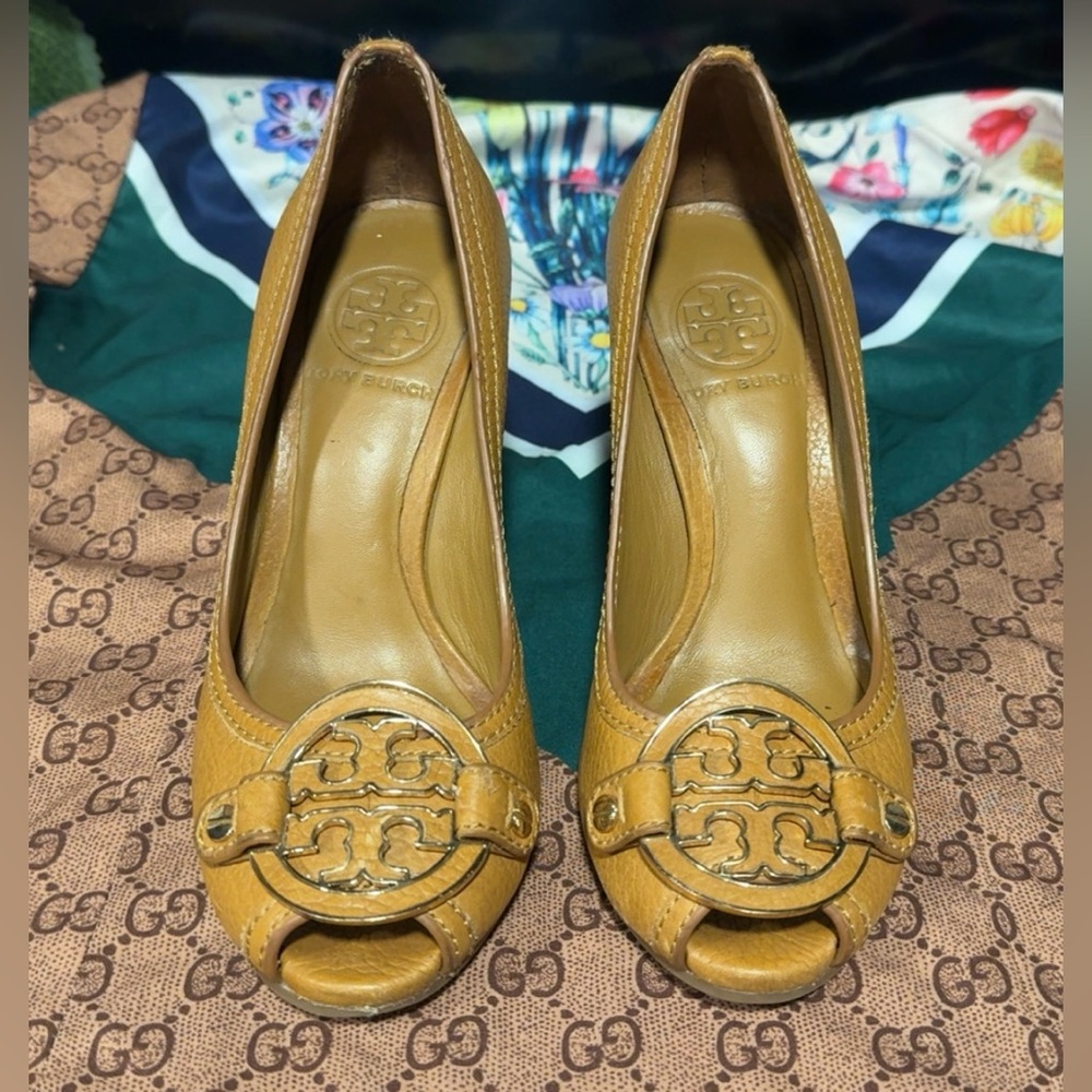 Tory Burch Leather Sally Peep Toe Logo Brown Tan Gold Wedge Pumps Heels Size 5 - Picture 4 of 4